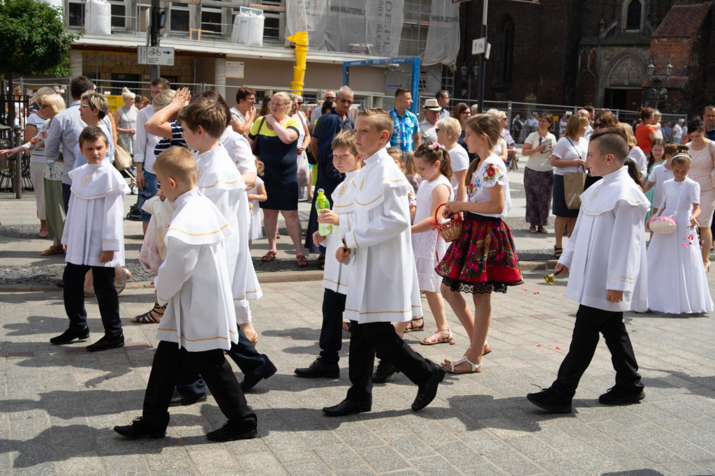 Boże Ciało w Brzegu. Międzyparafialna procesja przeszła ulicami miasta [fotorelacja]