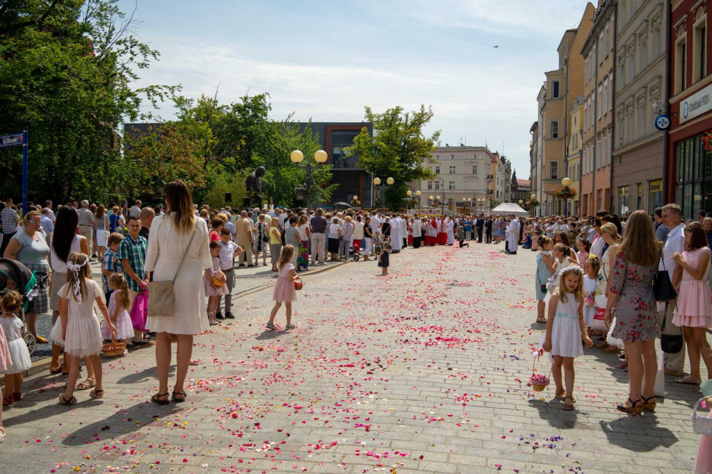 Boże Ciało w Brzegu. Międzyparafialna procesja przeszła ulicami miasta [fotorelacja]