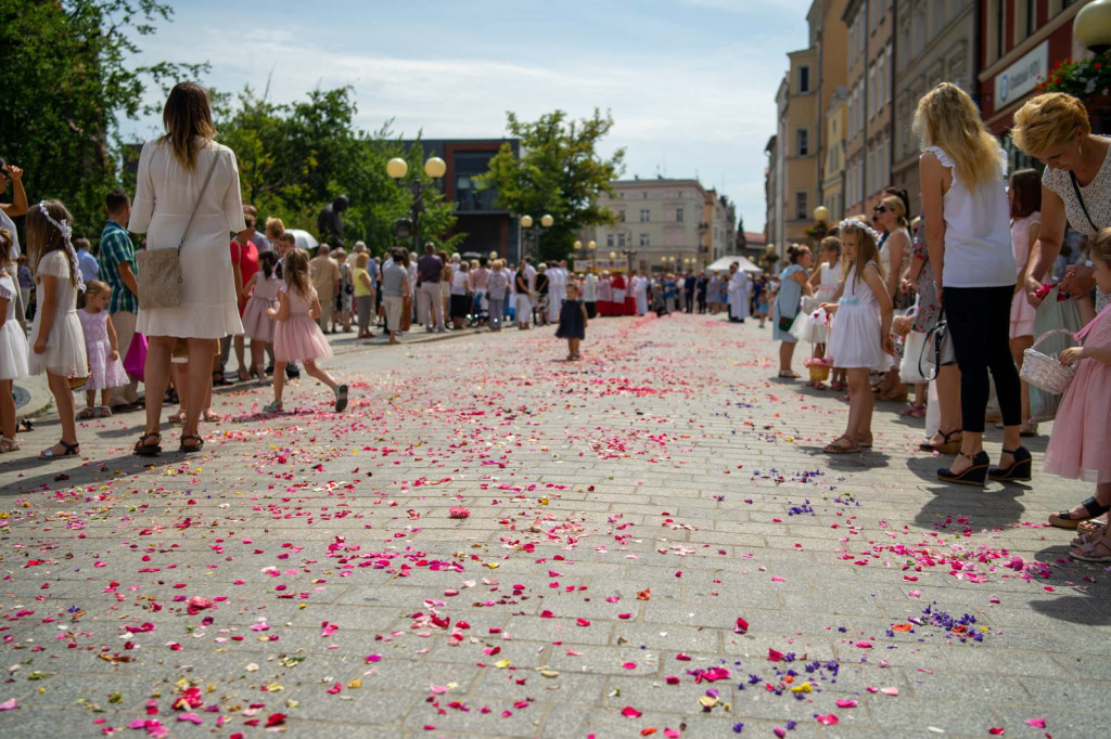 Boże Ciało w Brzegu. Międzyparafialna procesja przeszła ulicami miasta [fotorelacja]