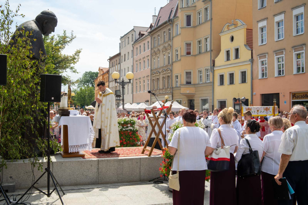 Boże Ciało w Brzegu. Międzyparafialna procesja przeszła ulicami miasta [fotorelacja]