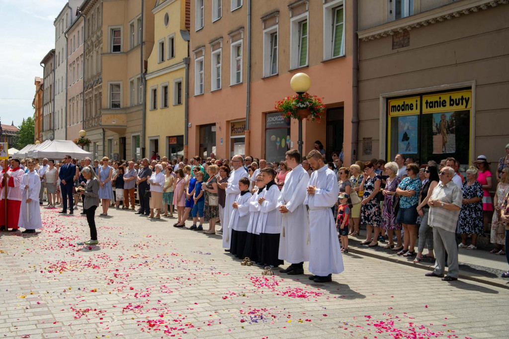 Boże Ciało w Brzegu. Międzyparafialna procesja przeszła ulicami miasta [fotorelacja]