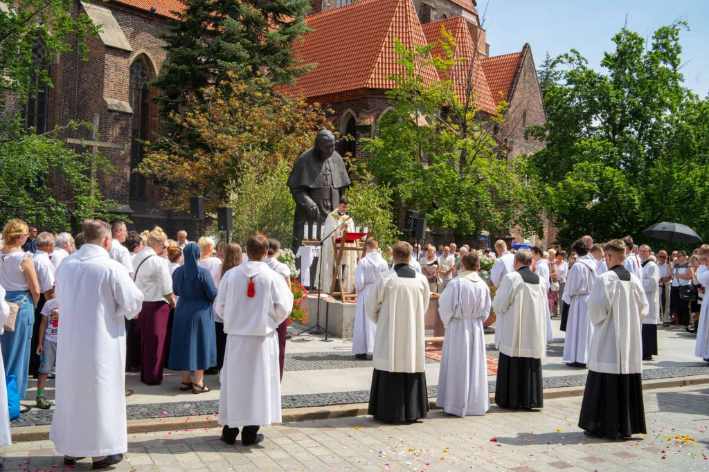 Boże Ciało w Brzegu. Międzyparafialna procesja przeszła ulicami miasta [fotorelacja]