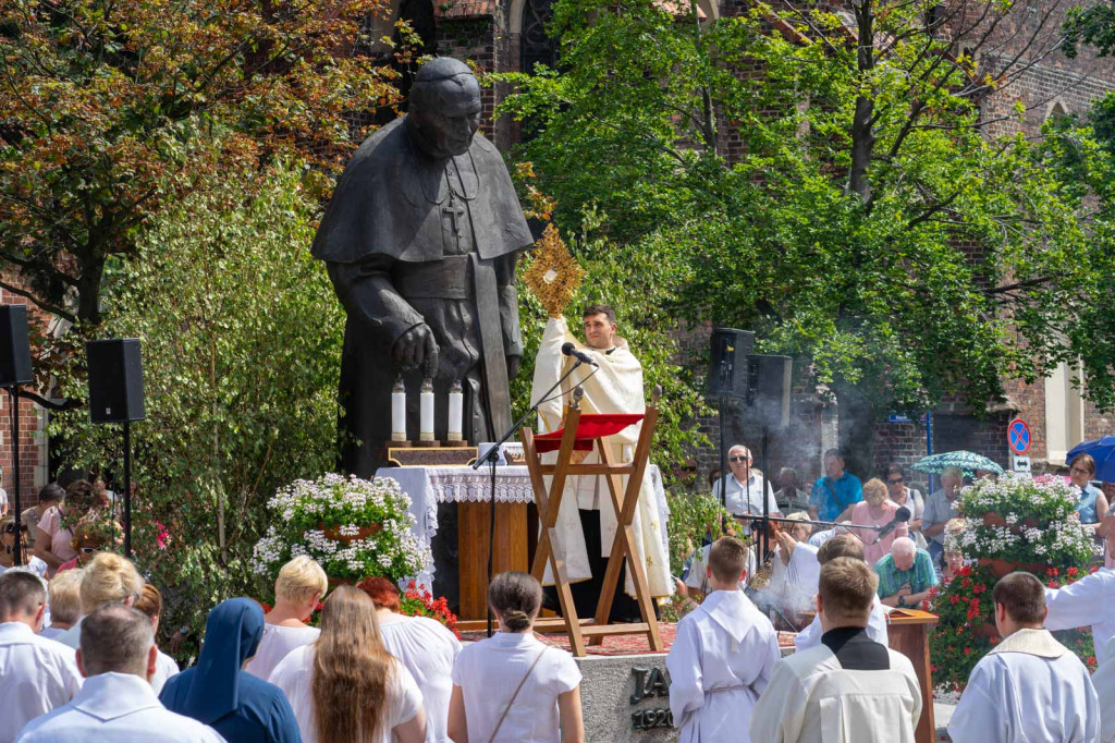 Boże Ciało w Brzegu. Międzyparafialna procesja przeszła ulicami miasta [fotorelacja]
