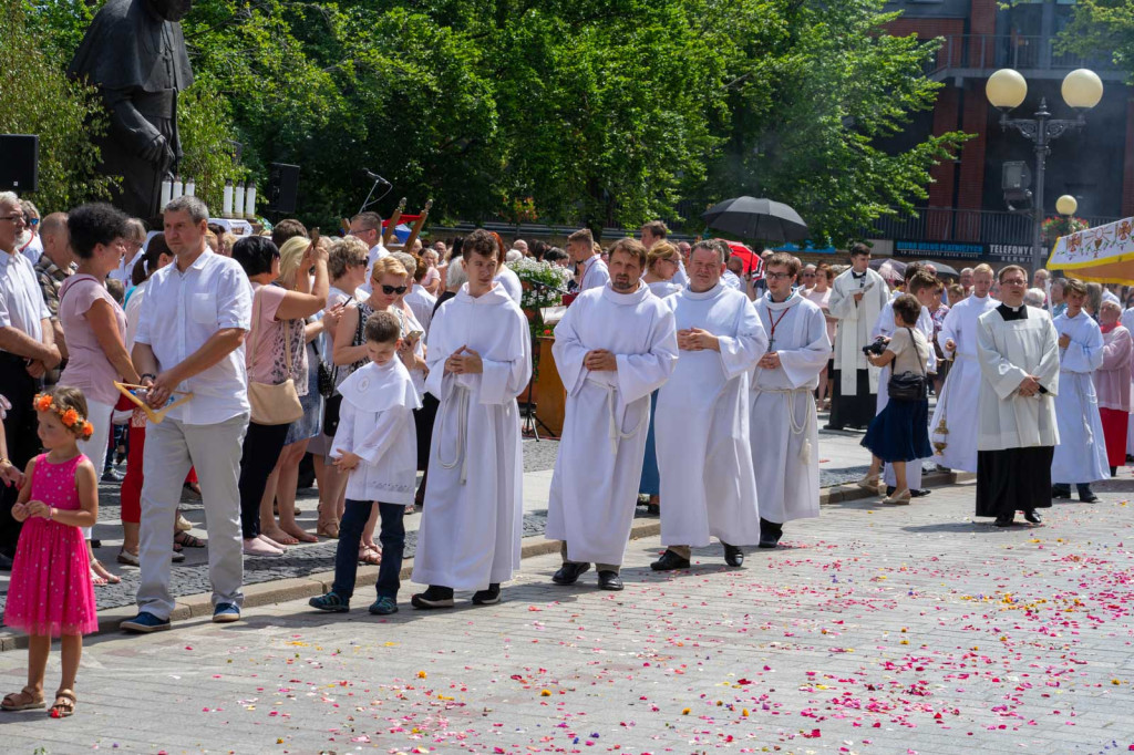 Boże Ciało w Brzegu. Międzyparafialna procesja przeszła ulicami miasta [fotorelacja]