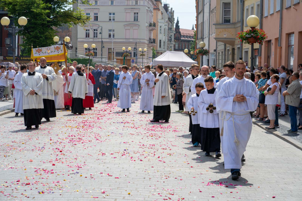 Boże Ciało w Brzegu. Międzyparafialna procesja przeszła ulicami miasta [fotorelacja]