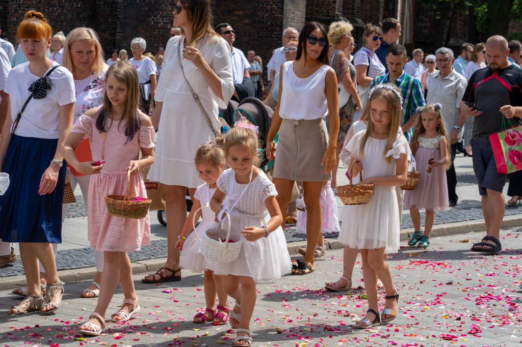 Boże Ciało w Brzegu. Międzyparafialna procesja przeszła ulicami miasta [fotorelacja]