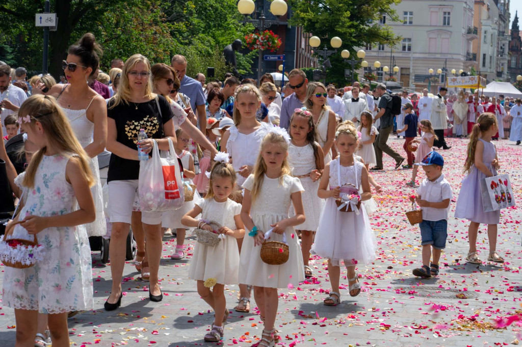 Boże Ciało w Brzegu. Międzyparafialna procesja przeszła ulicami miasta [fotorelacja]