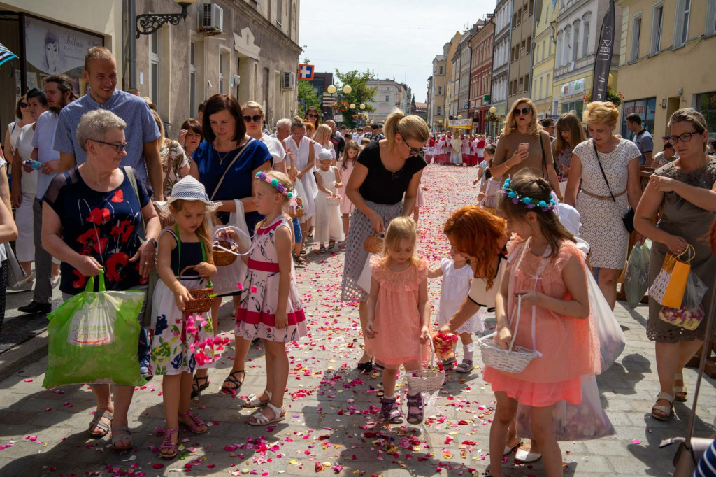 Boże Ciało w Brzegu. Międzyparafialna procesja przeszła ulicami miasta [fotorelacja]