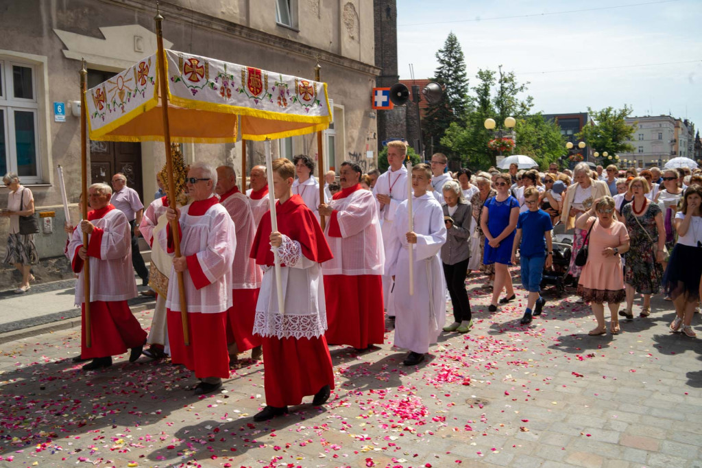 Boże Ciało w Brzegu. Międzyparafialna procesja przeszła ulicami miasta [fotorelacja]