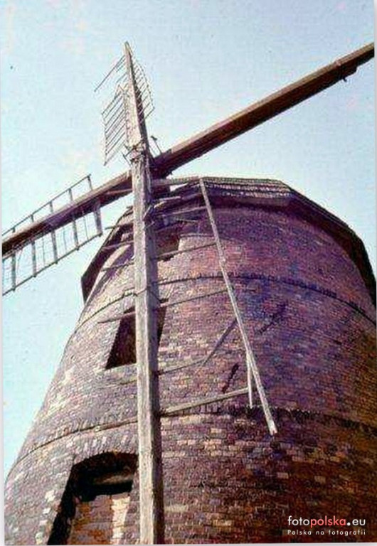 Wiatrak w Grodkowie jest remontowany. Zabytek doczeka się nowego dachu