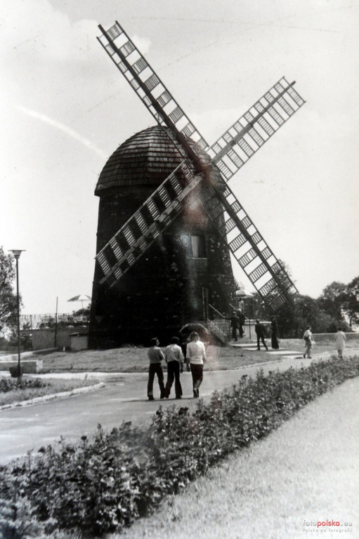 Wiatrak w Grodkowie jest remontowany. Zabytek doczeka się nowego dachu