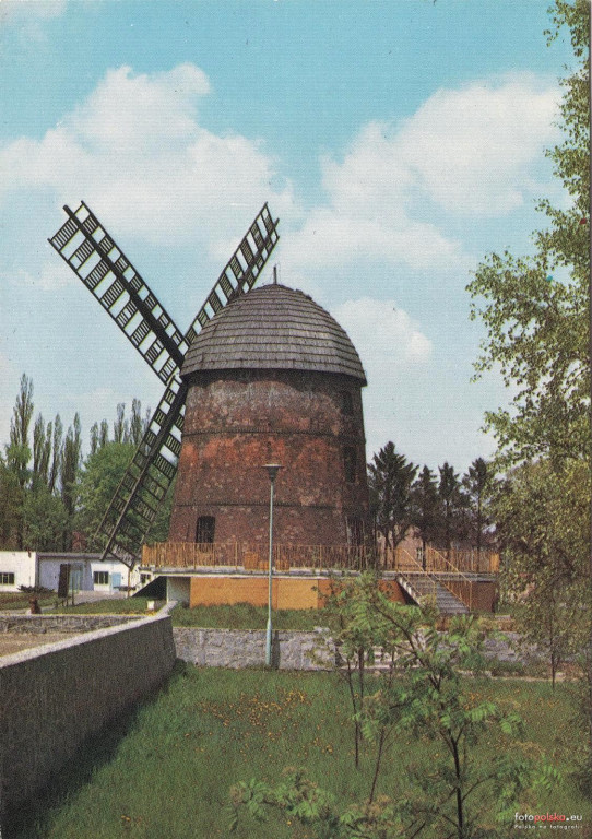 Wiatrak w Grodkowie jest remontowany. Zabytek doczeka się nowego dachu