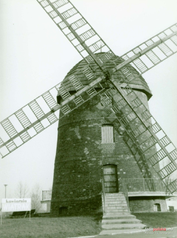 Wiatrak w Grodkowie jest remontowany. Zabytek doczeka się nowego dachu