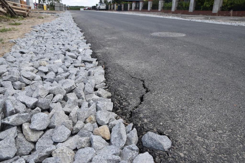 Drogowa fuszerka w Skarbimierzu-Osiedle. Wójt wyjaśnia dlaczego nie ma chodników