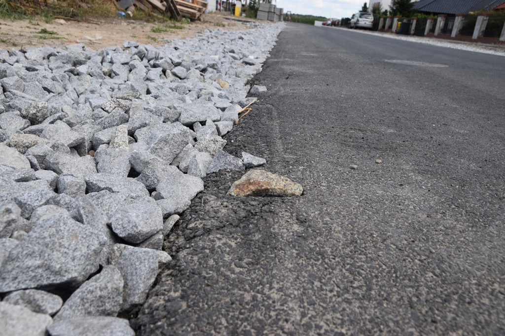 Drogowa fuszerka w Skarbimierzu-Osiedle. Wójt wyjaśnia dlaczego nie ma chodników