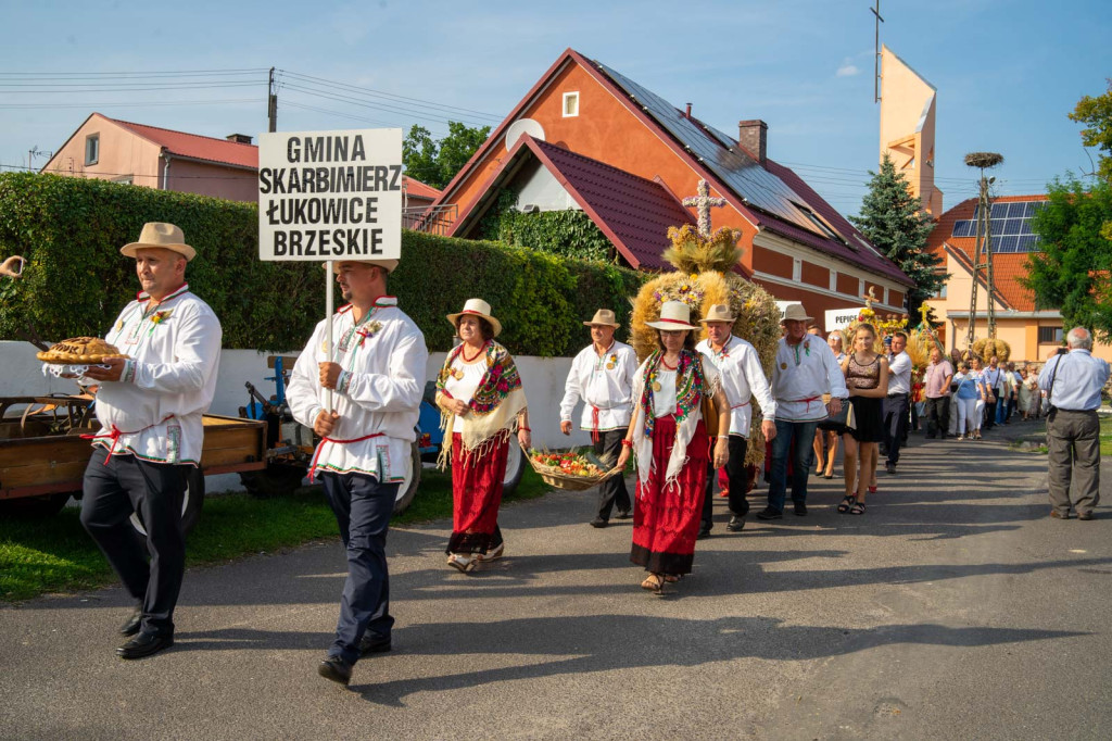 Święto plonów w Lipkach. Najpiękniejszy wieniec dożynkowy w Gminie Skarbimierz z Łukowic Brzeskich