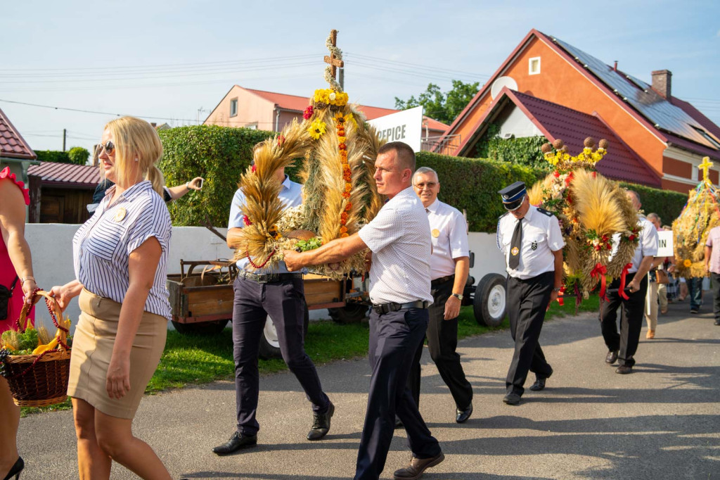 Święto plonów w Lipkach. Najpiękniejszy wieniec dożynkowy w Gminie Skarbimierz z Łukowic Brzeskich