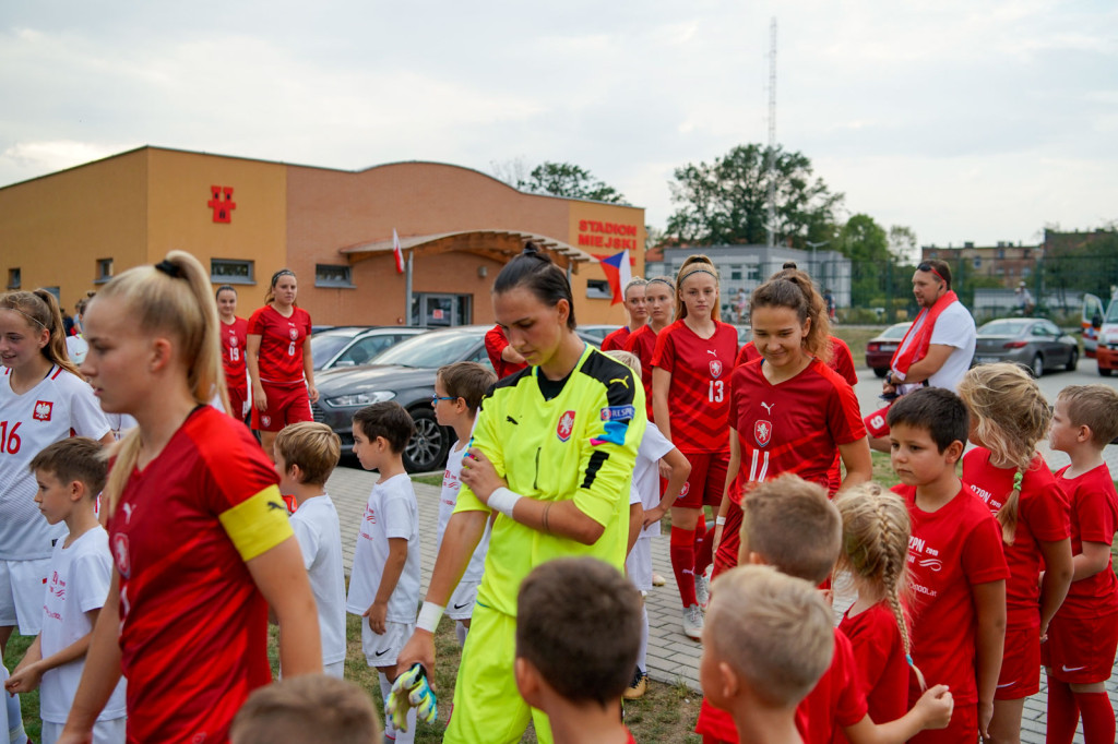 Święto piłki nożnej w Grodkowie. Polki zagrały z Czeszkami mecz towarzyski U-19 [fotorelacja]