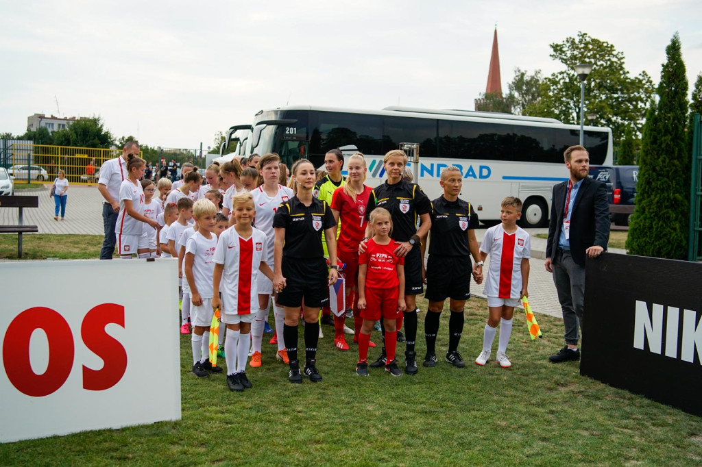 Święto piłki nożnej w Grodkowie. Polki zagrały z Czeszkami mecz towarzyski U-19 [fotorelacja]