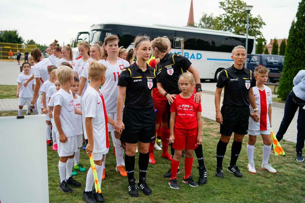 Święto piłki nożnej w Grodkowie. Polki zagrały z Czeszkami mecz towarzyski U-19 [fotorelacja]