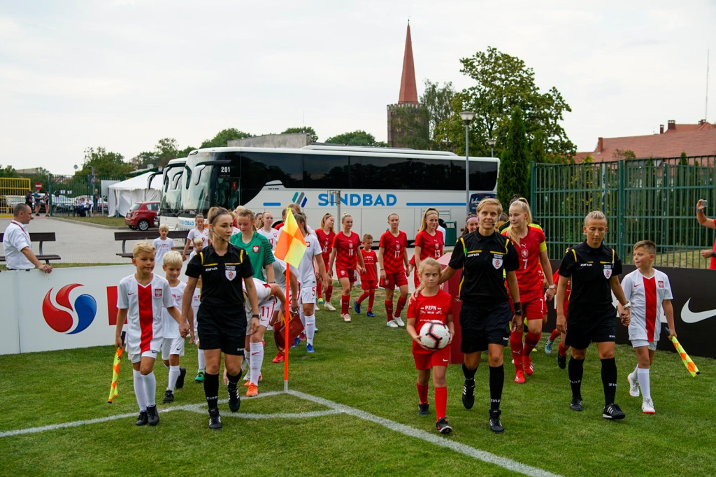 Święto piłki nożnej w Grodkowie. Polki zagrały z Czeszkami mecz towarzyski U-19 [fotorelacja]