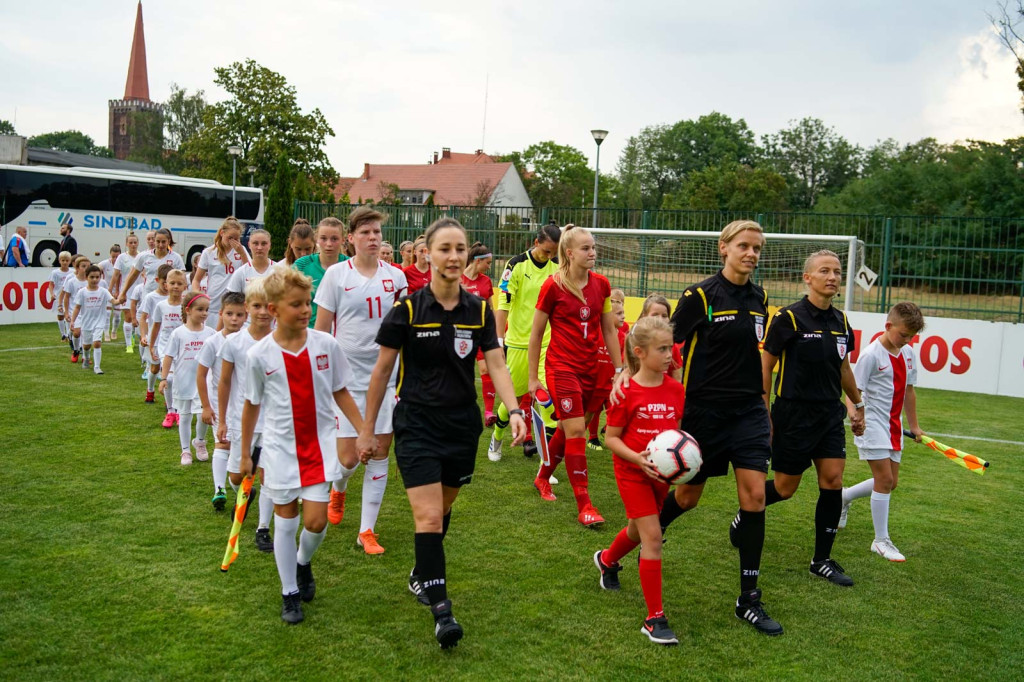 Święto piłki nożnej w Grodkowie. Polki zagrały z Czeszkami mecz towarzyski U-19 [fotorelacja]