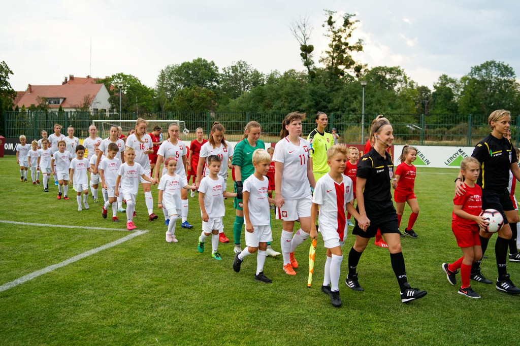 Święto piłki nożnej w Grodkowie. Polki zagrały z Czeszkami mecz towarzyski U-19 [fotorelacja]