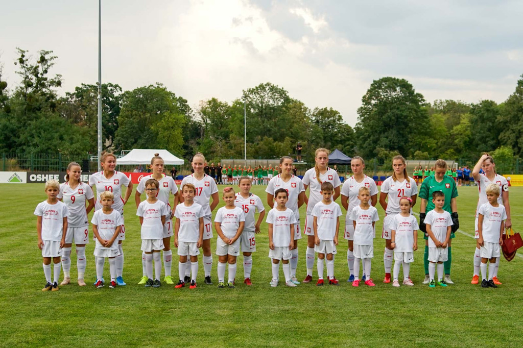 Święto piłki nożnej w Grodkowie. Polki zagrały z Czeszkami mecz towarzyski U-19 [fotorelacja]