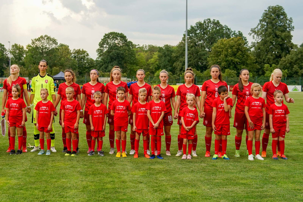 Święto piłki nożnej w Grodkowie. Polki zagrały z Czeszkami mecz towarzyski U-19 [fotorelacja]