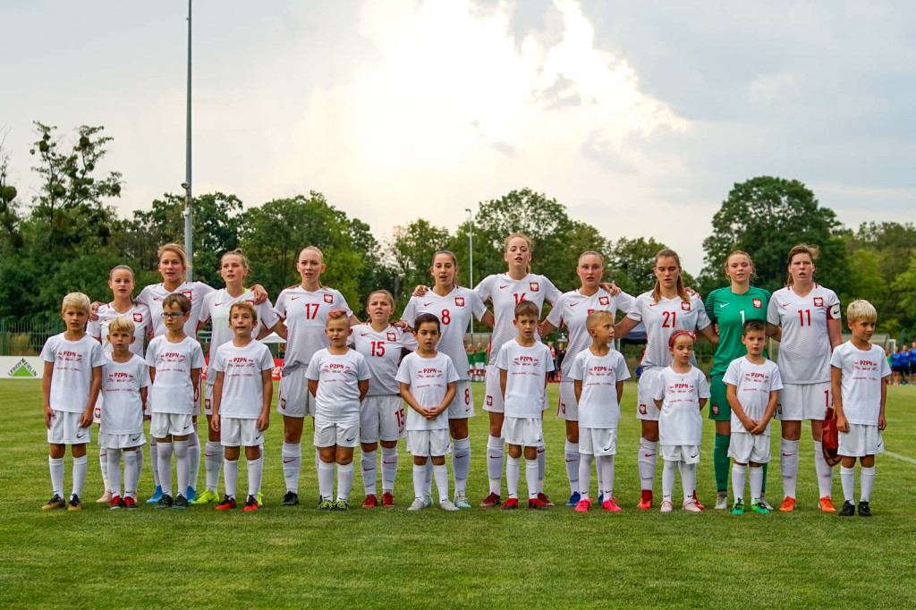 Święto piłki nożnej w Grodkowie. Polki zagrały z Czeszkami mecz towarzyski U-19 [fotorelacja]