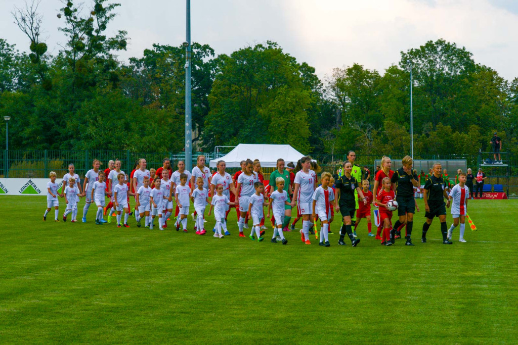 Święto piłki nożnej w Grodkowie. Polki zagrały z Czeszkami mecz towarzyski U-19 [fotorelacja]