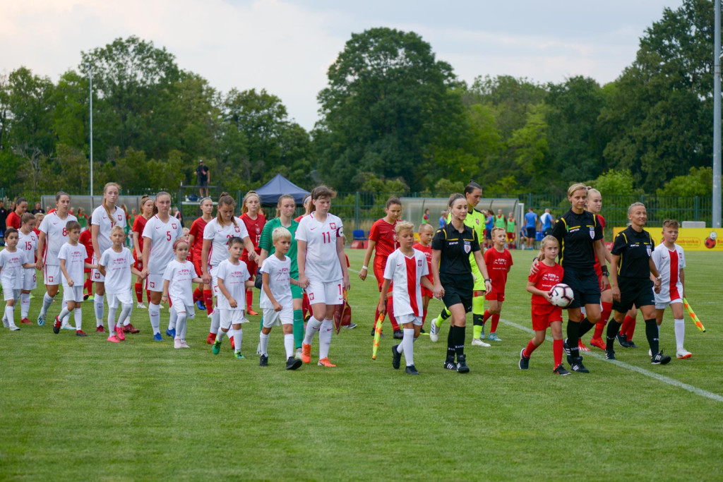 Święto piłki nożnej w Grodkowie. Polki zagrały z Czeszkami mecz towarzyski U-19 [fotorelacja]