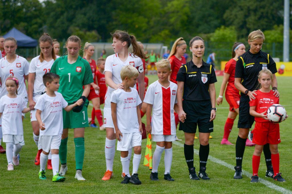 Święto piłki nożnej w Grodkowie. Polki zagrały z Czeszkami mecz towarzyski U-19 [fotorelacja]