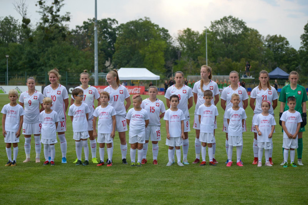 Święto piłki nożnej w Grodkowie. Polki zagrały z Czeszkami mecz towarzyski U-19 [fotorelacja]