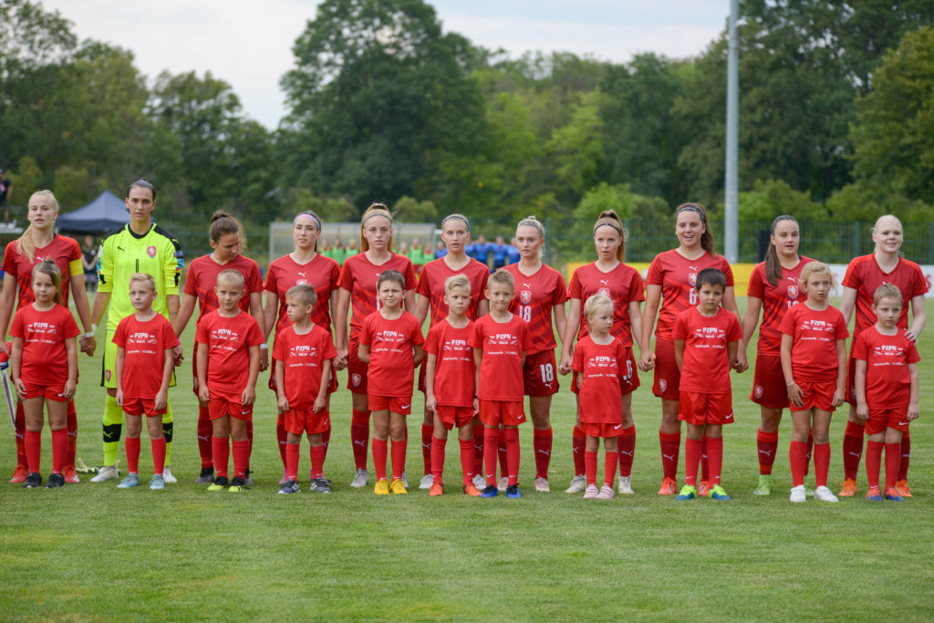 Święto piłki nożnej w Grodkowie. Polki zagrały z Czeszkami mecz towarzyski U-19 [fotorelacja]