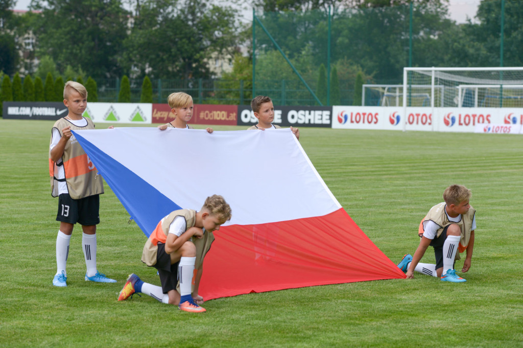 Święto piłki nożnej w Grodkowie. Polki zagrały z Czeszkami mecz towarzyski U-19 [fotorelacja]