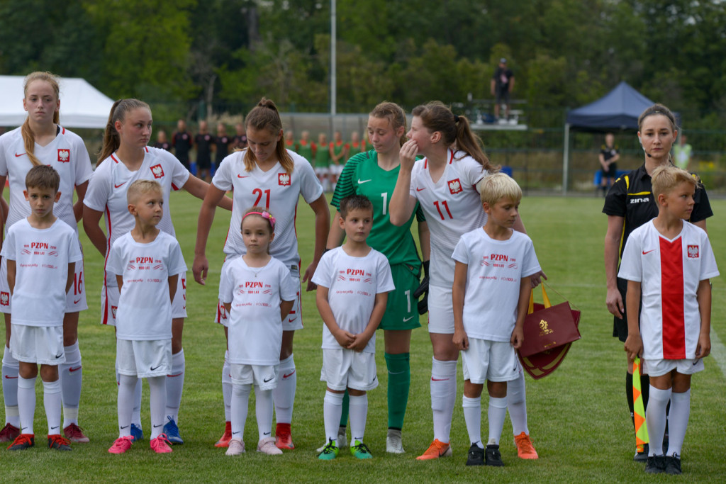 Święto piłki nożnej w Grodkowie. Polki zagrały z Czeszkami mecz towarzyski U-19 [fotorelacja]