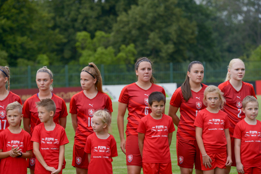 Święto piłki nożnej w Grodkowie. Polki zagrały z Czeszkami mecz towarzyski U-19 [fotorelacja]