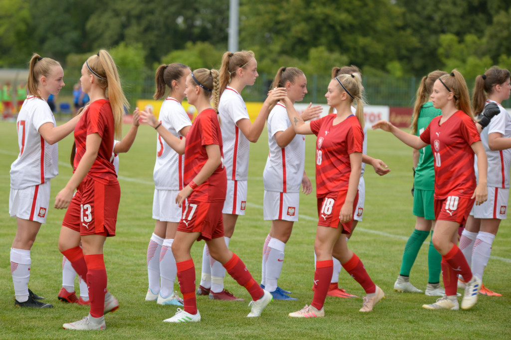 Święto piłki nożnej w Grodkowie. Polki zagrały z Czeszkami mecz towarzyski U-19 [fotorelacja]
