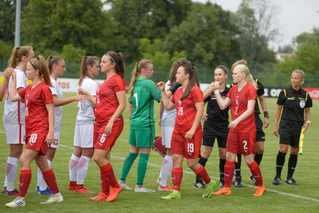 Święto piłki nożnej w Grodkowie. Polki zagrały z Czeszkami mecz towarzyski U-19 [fotorelacja]
