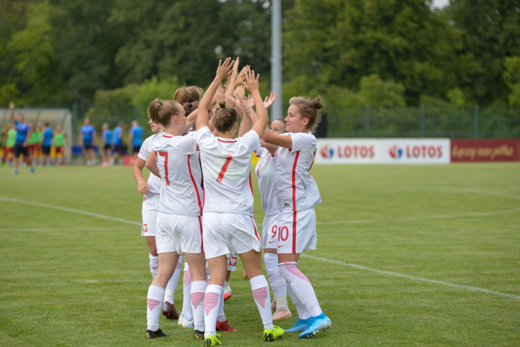 Święto piłki nożnej w Grodkowie. Polki zagrały z Czeszkami mecz towarzyski U-19 [fotorelacja]