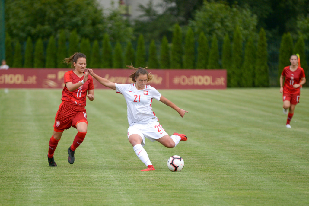 Święto piłki nożnej w Grodkowie. Polki zagrały z Czeszkami mecz towarzyski U-19 [fotorelacja]