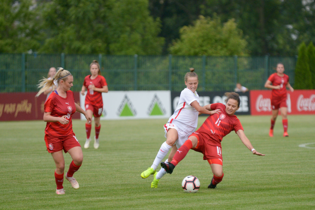 Święto piłki nożnej w Grodkowie. Polki zagrały z Czeszkami mecz towarzyski U-19 [fotorelacja]