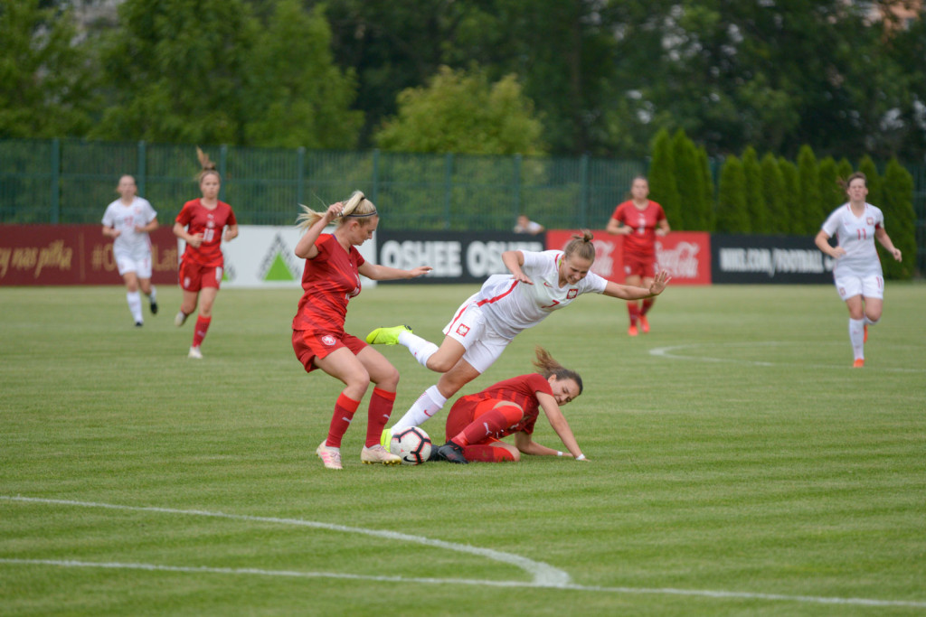Święto piłki nożnej w Grodkowie. Polki zagrały z Czeszkami mecz towarzyski U-19 [fotorelacja]