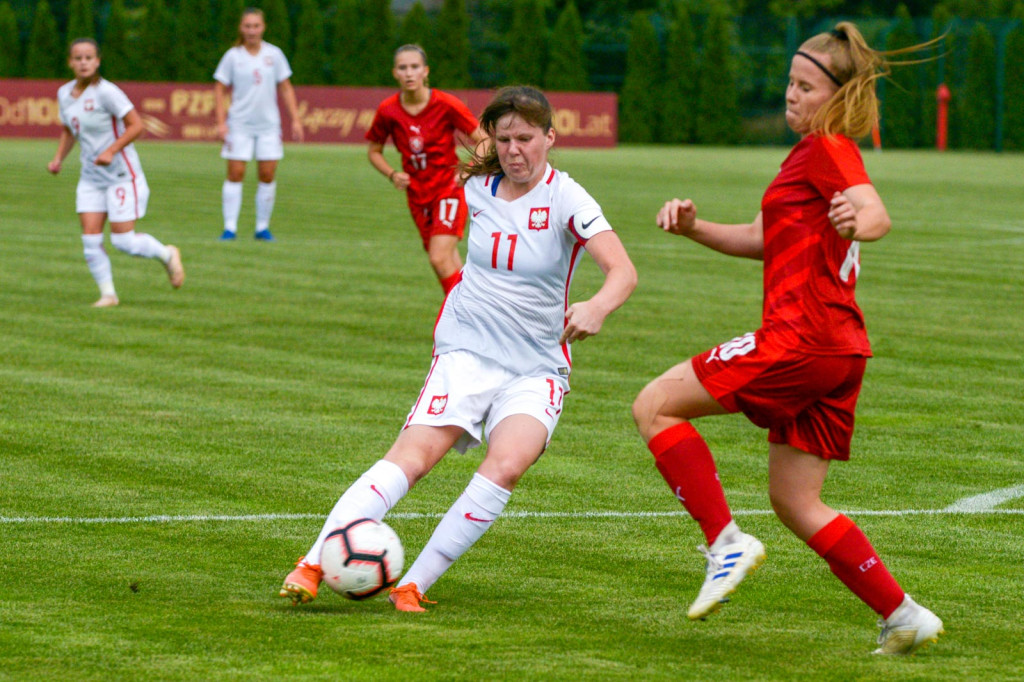Święto piłki nożnej w Grodkowie. Polki zagrały z Czeszkami mecz towarzyski U-19 [fotorelacja]