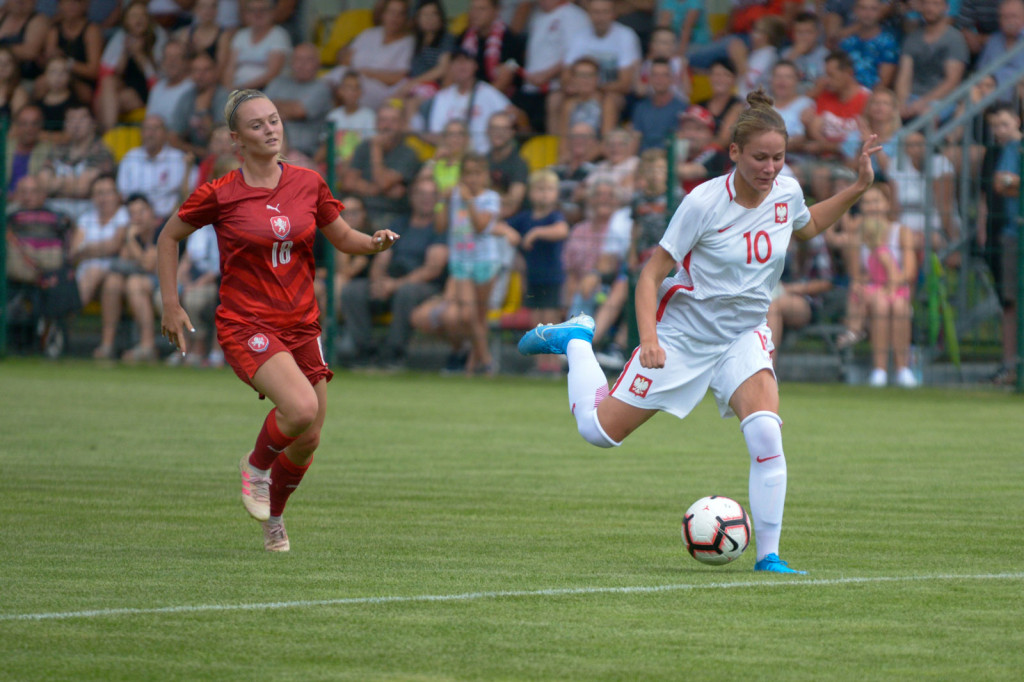 Święto piłki nożnej w Grodkowie. Polki zagrały z Czeszkami mecz towarzyski U-19 [fotorelacja]