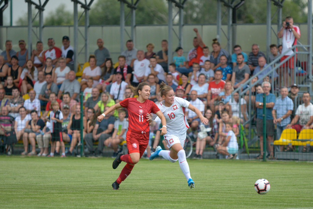 Święto piłki nożnej w Grodkowie. Polki zagrały z Czeszkami mecz towarzyski U-19 [fotorelacja]