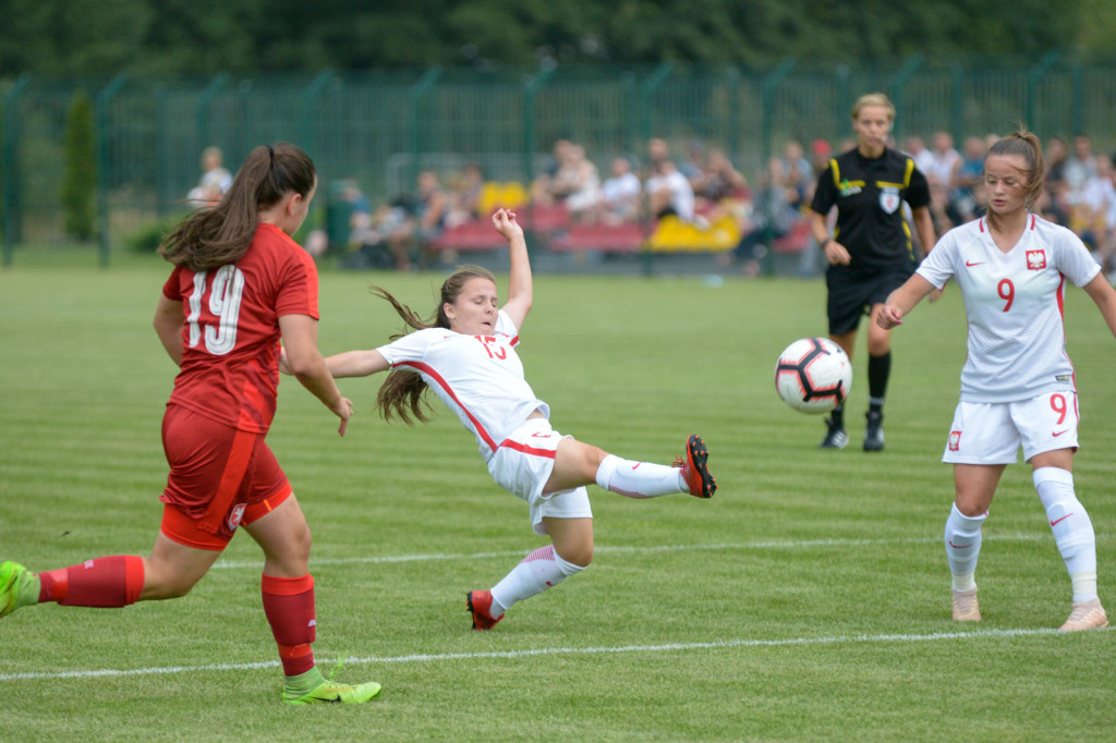 Święto piłki nożnej w Grodkowie. Polki zagrały z Czeszkami mecz towarzyski U-19 [fotorelacja]