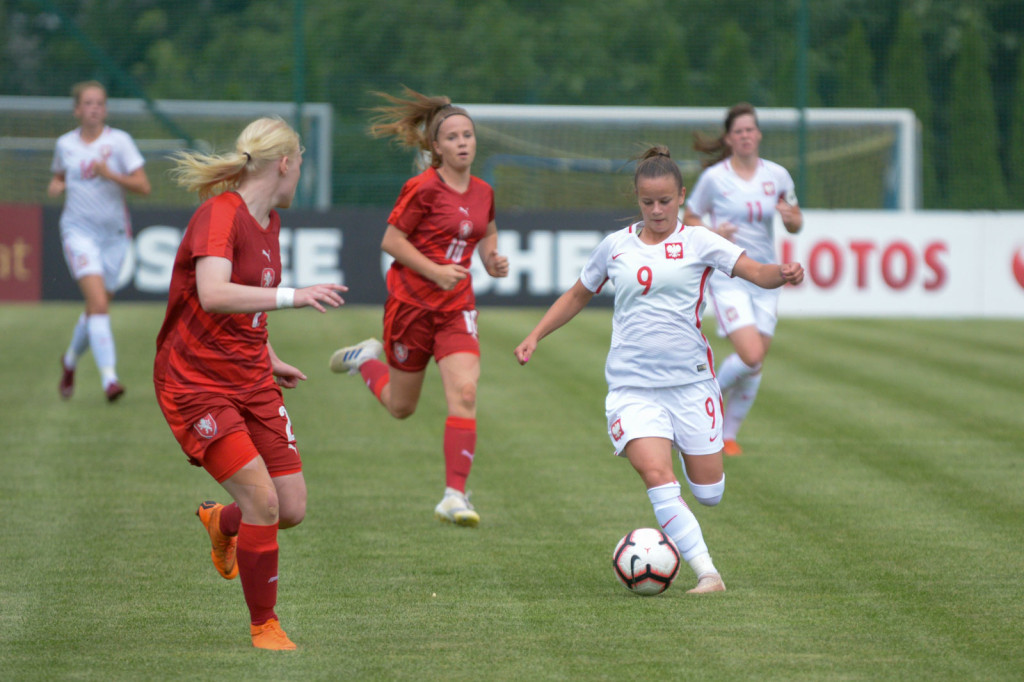 Święto piłki nożnej w Grodkowie. Polki zagrały z Czeszkami mecz towarzyski U-19 [fotorelacja]