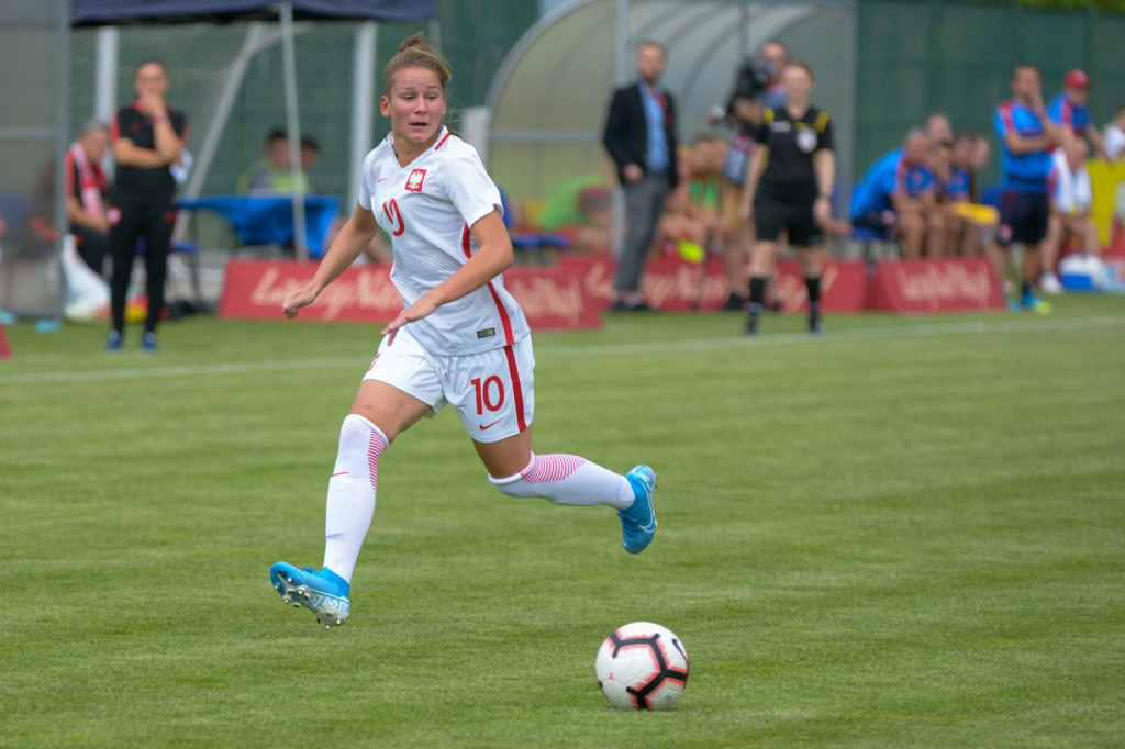 Święto piłki nożnej w Grodkowie. Polki zagrały z Czeszkami mecz towarzyski U-19 [fotorelacja]